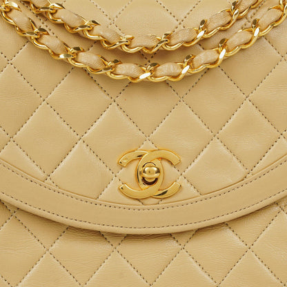 Chanel Halbmond Flap Bag aus beigem gestepptem Lammleder mit 24K vergoldeter Hardware