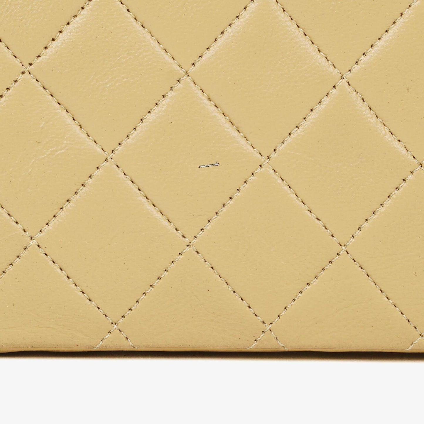 Chanel Halbmond Flap Bag aus beigem gestepptem Lammleder mit 24K vergoldeter Hardware
