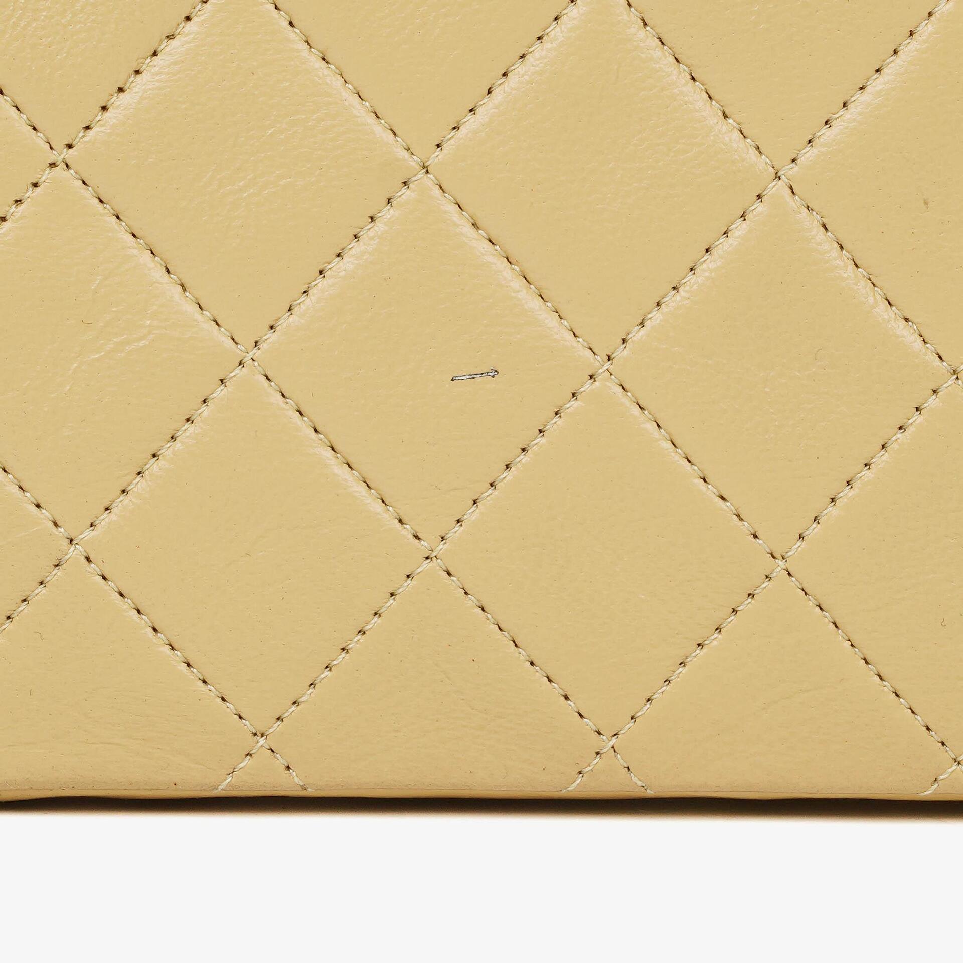 Chanel Halbmond Flap Bag aus beigem gestepptem Lammleder mit 24K vergoldeter Hardware