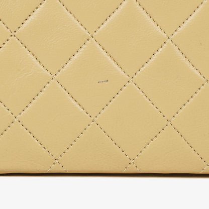 Chanel Halbmond Flap Bag aus beigem gestepptem Lammleder mit 24K vergoldeter Hardware