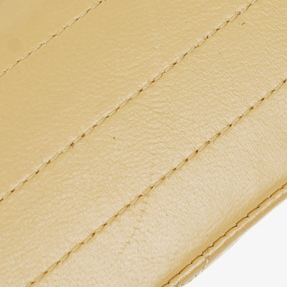 Chanel Halbmond Flap Bag aus beigem gestepptem Lammleder mit 24K vergoldeter Hardware