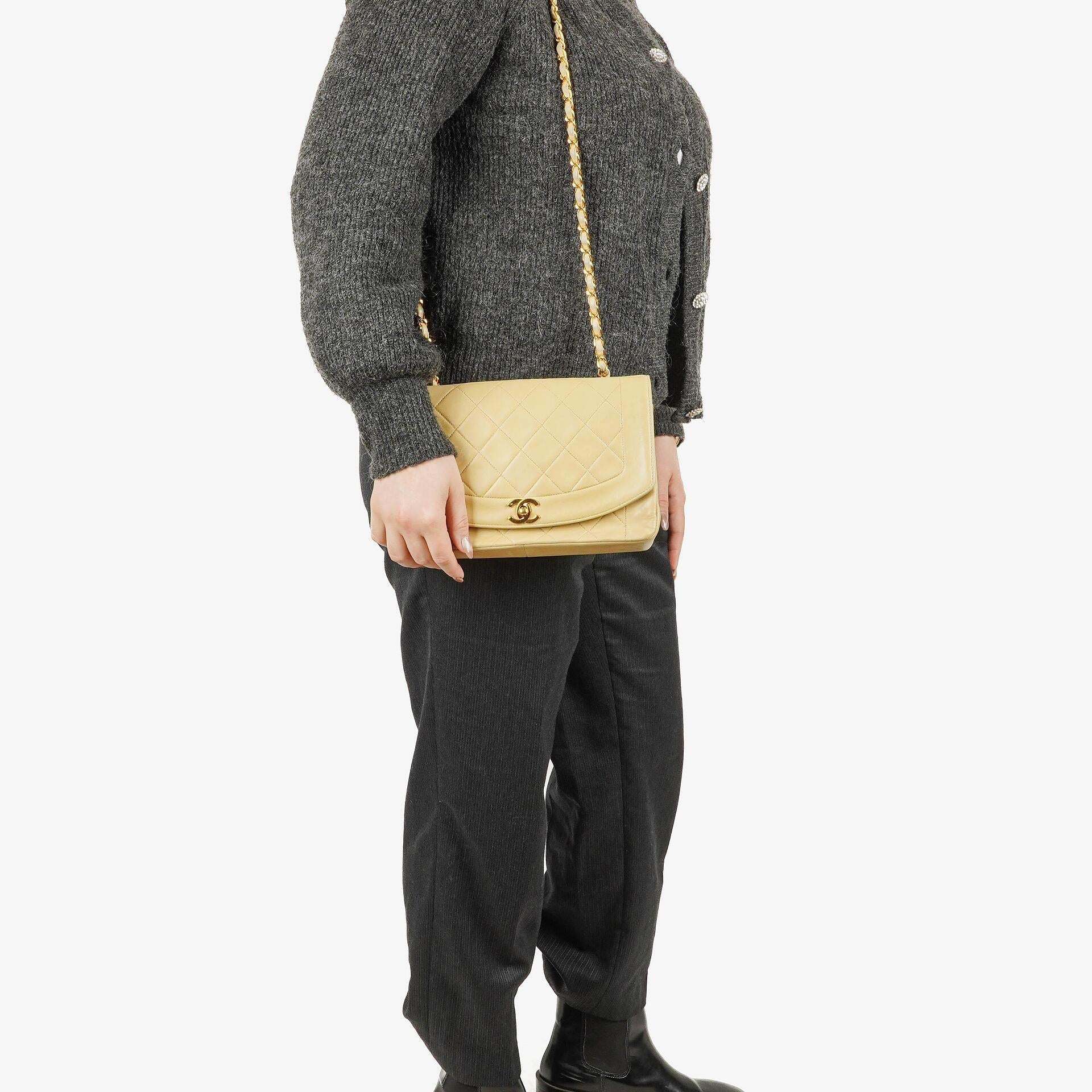 Chanel Half Moon Flap Tasche aus beigem gestepptem Lammleder mit 24K vergoldeten Beschlägen