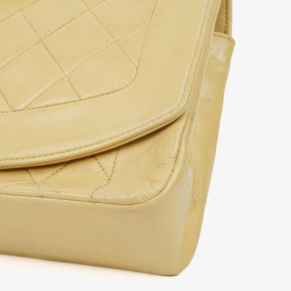 Chanel Half Moon Flap Tasche aus beigem gestepptem Lammleder mit 24K vergoldeten Beschlägen