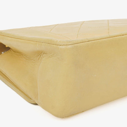 Chanel Half Moon Flap Tasche aus beigem gestepptem Lammleder mit 24K vergoldeten Beschlägen