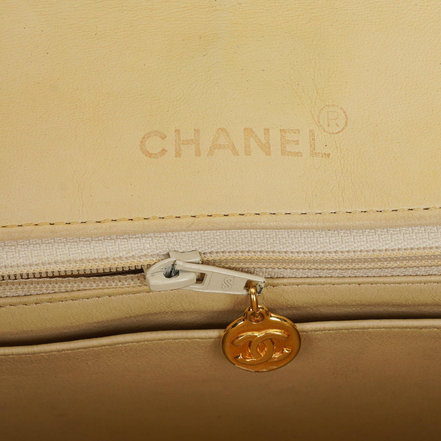 Chanel Half Moon Flap Tasche aus beigem gestepptem Lammleder mit 24K vergoldeten Beschlägen