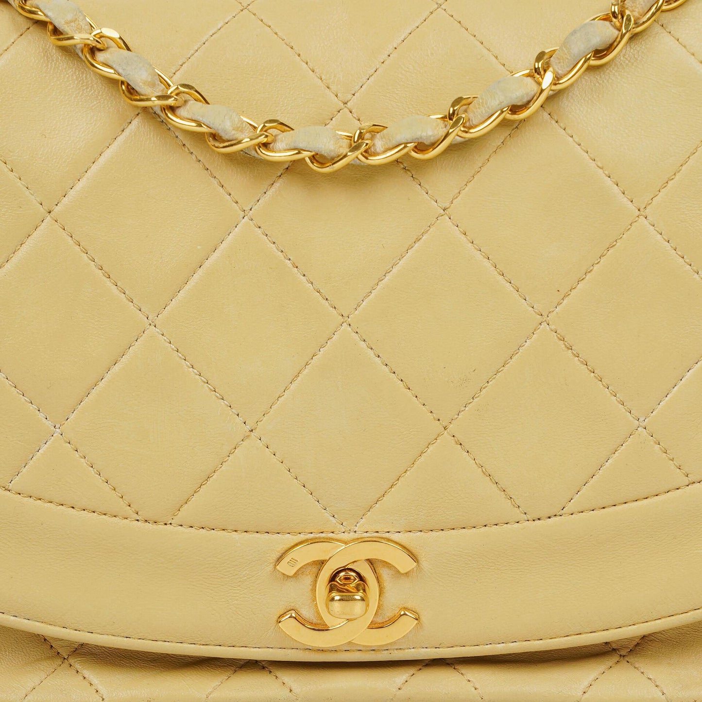 Chanel Half Moon Flap Tasche aus beigem gestepptem Lammleder mit 24K vergoldeten Beschlägen