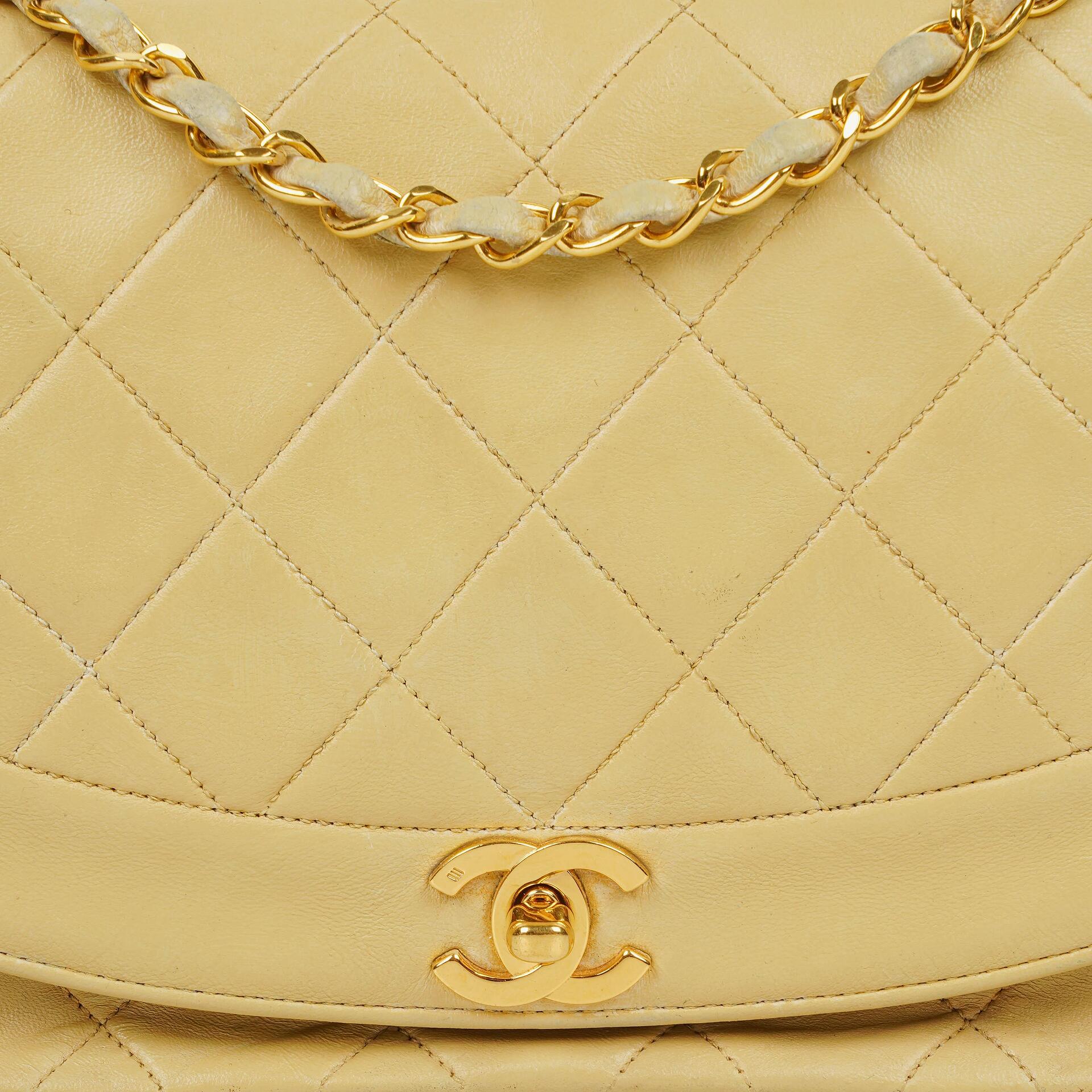 Chanel Half Moon Flap Tasche aus beigem gestepptem Lammleder mit 24K vergoldeten Beschlägen