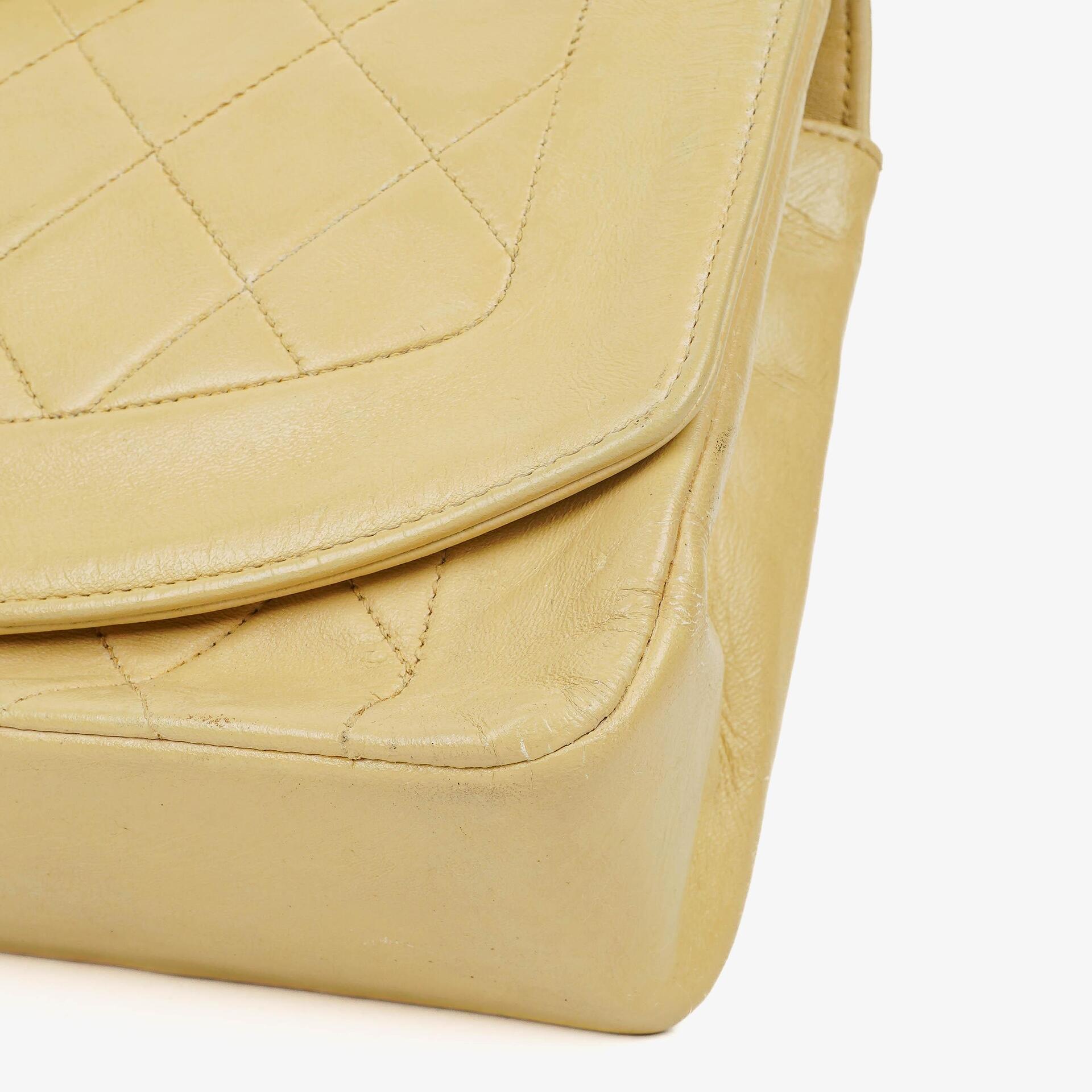 Chanel Half Moon Flap Tasche aus beigem gestepptem Lammleder mit 24K vergoldeten Beschlägen