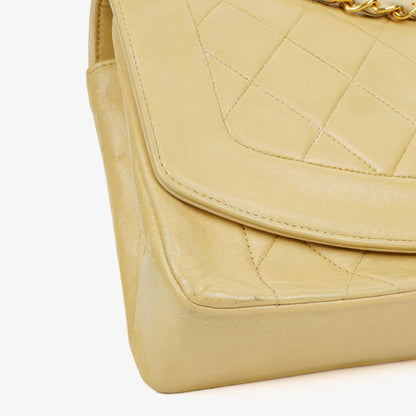 Chanel Half Moon Flap Tasche aus beigem gestepptem Lammleder mit 24K vergoldeten Beschlägen