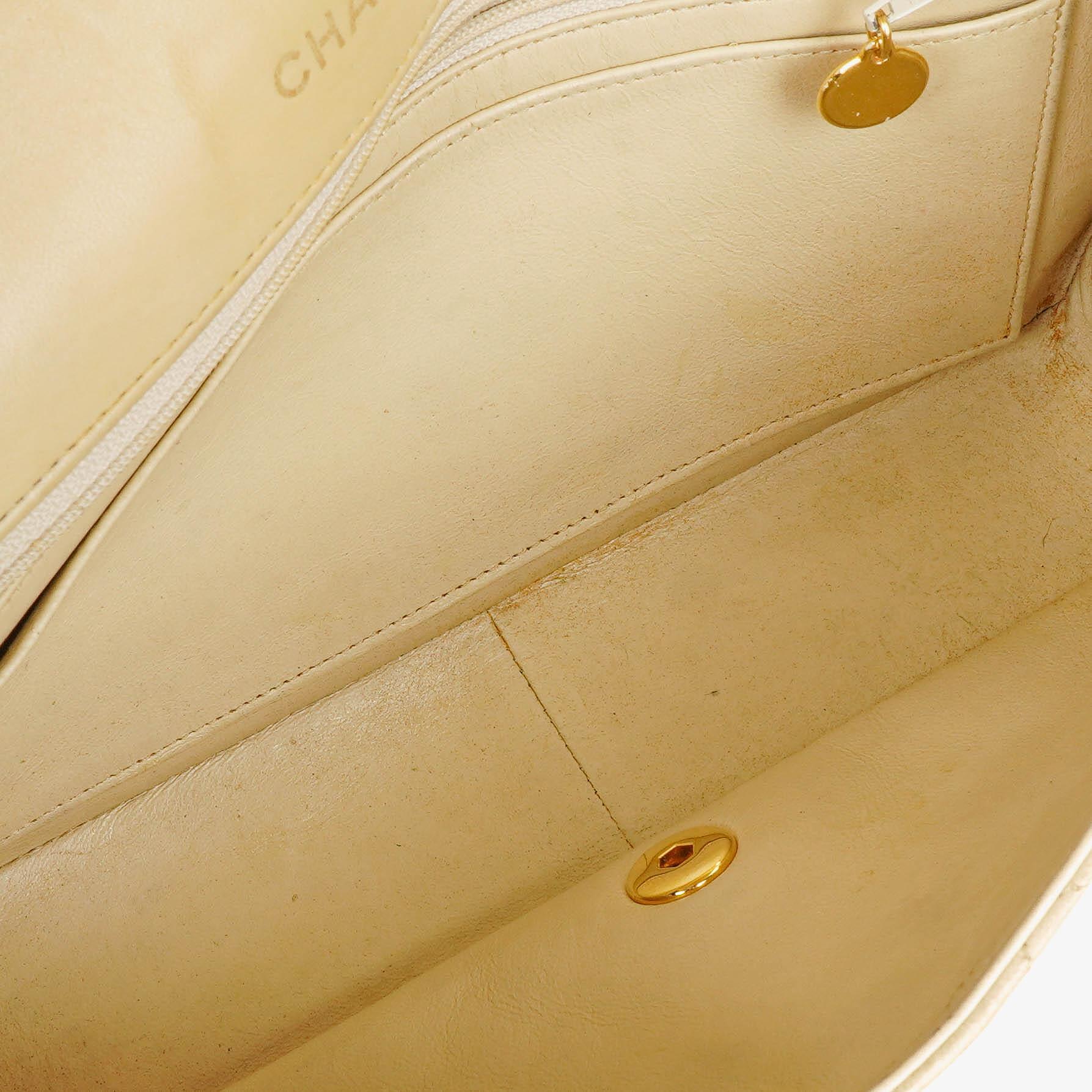 Chanel Half Moon Flap Tasche aus beigem gestepptem Lammleder mit 24K vergoldeten Beschlägen