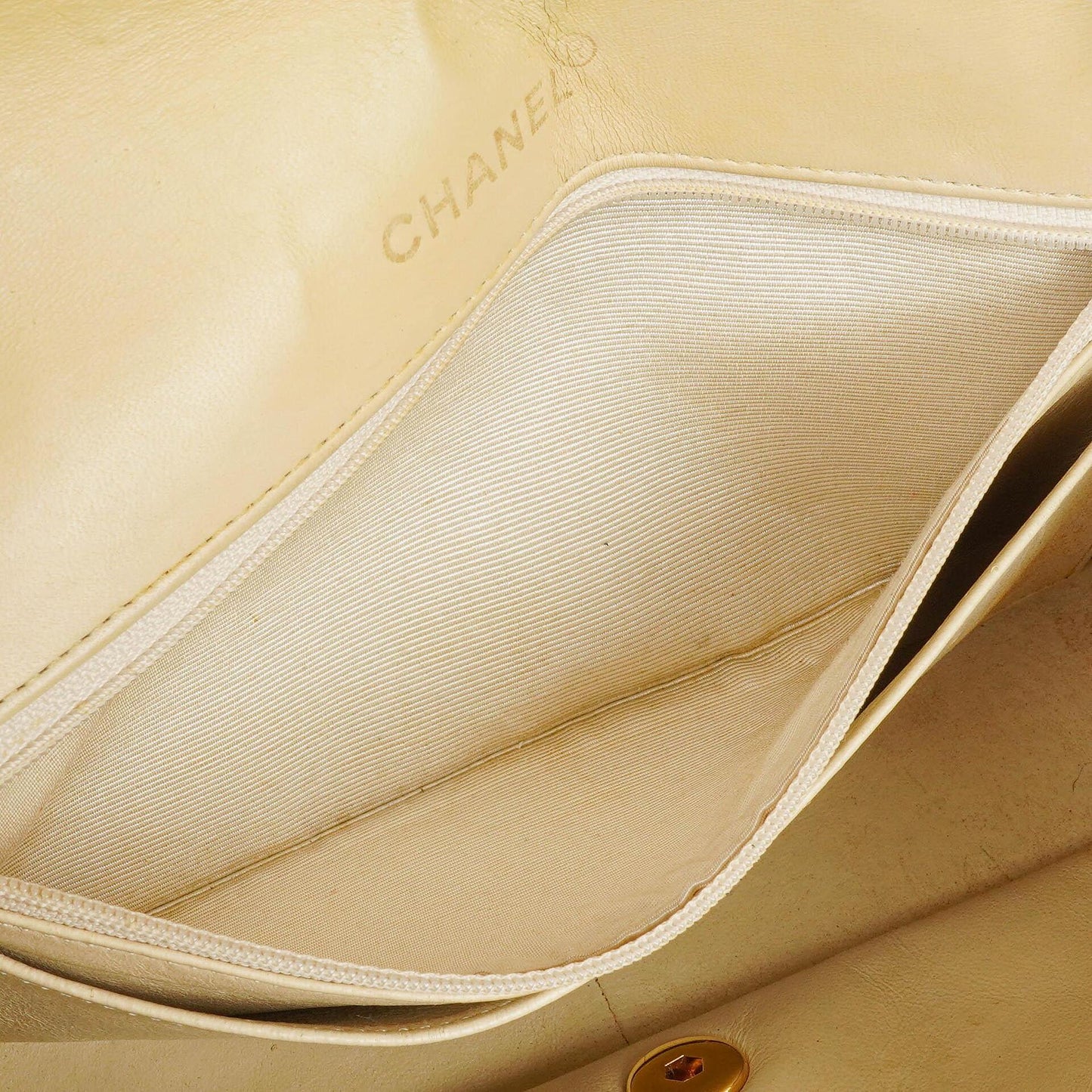 Chanel Half Moon Flap Tasche aus beigem gestepptem Lammleder mit 24K vergoldeten Beschlägen