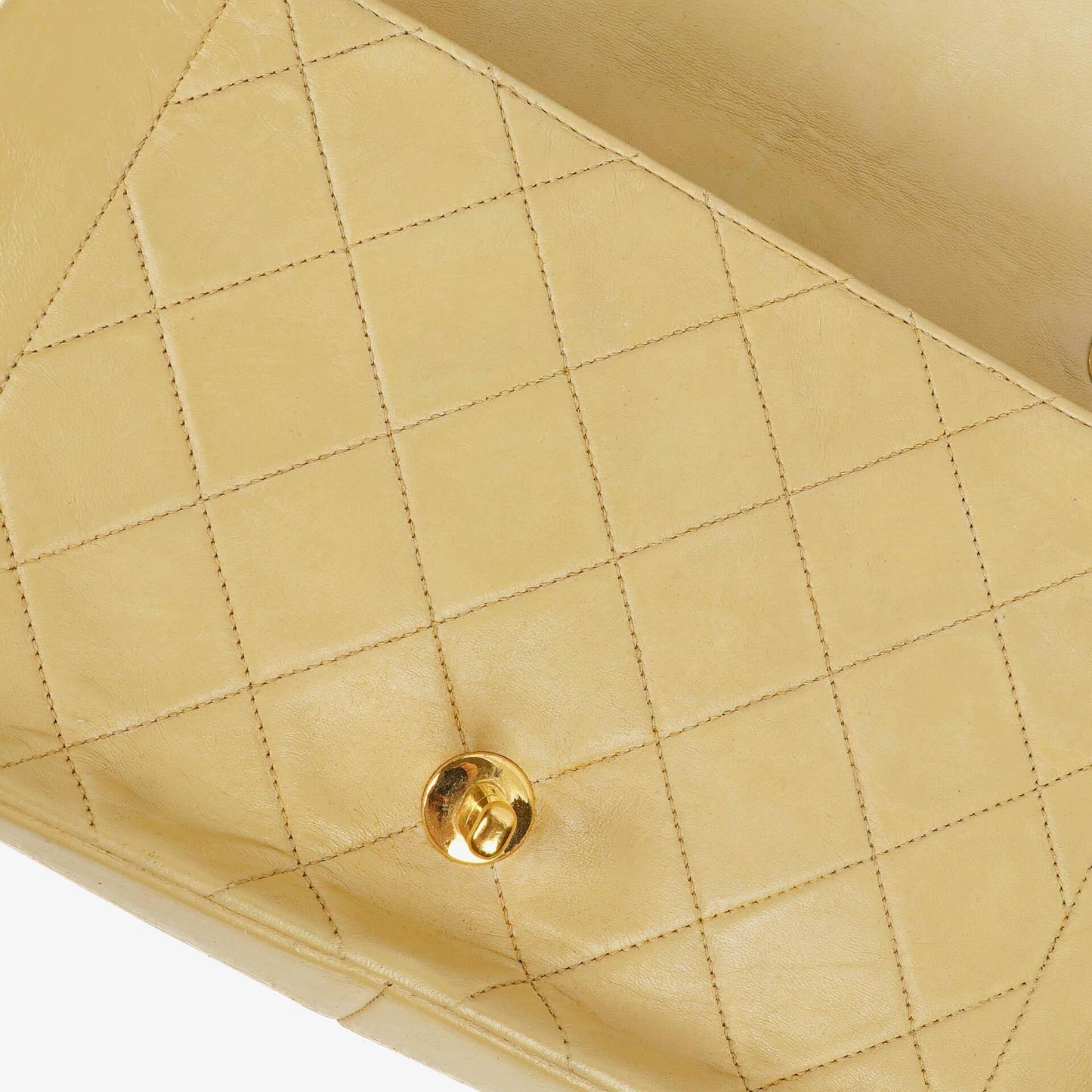 Chanel Half Moon Flap Tasche aus beigem gestepptem Lammleder mit 24K vergoldeten Beschlägen