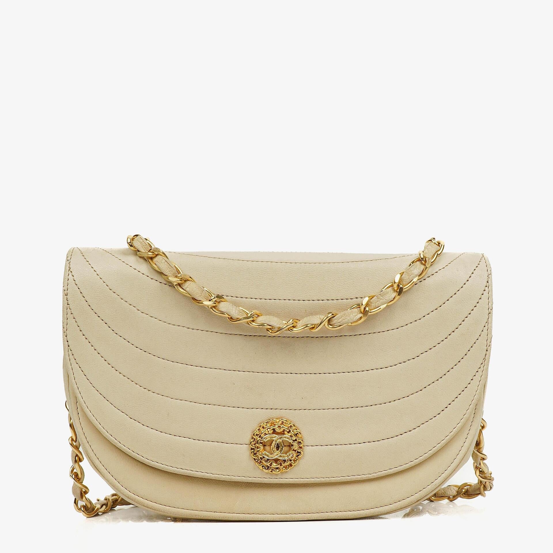 Chanel Halbmond Flap Bag aus beigem gestepptem Lammleder