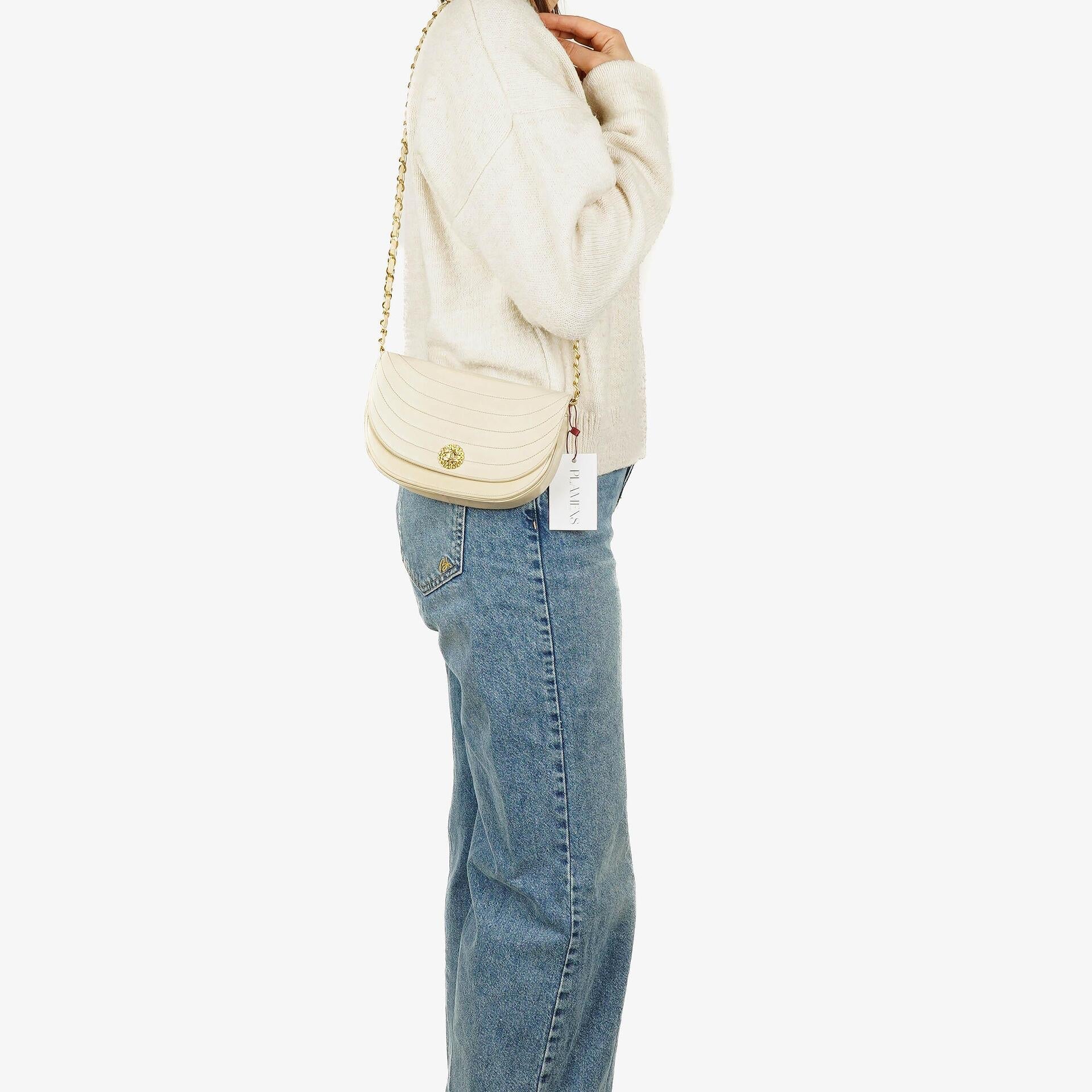 Chanel Halbmond Flap Bag aus beigem gestepptem Lammleder