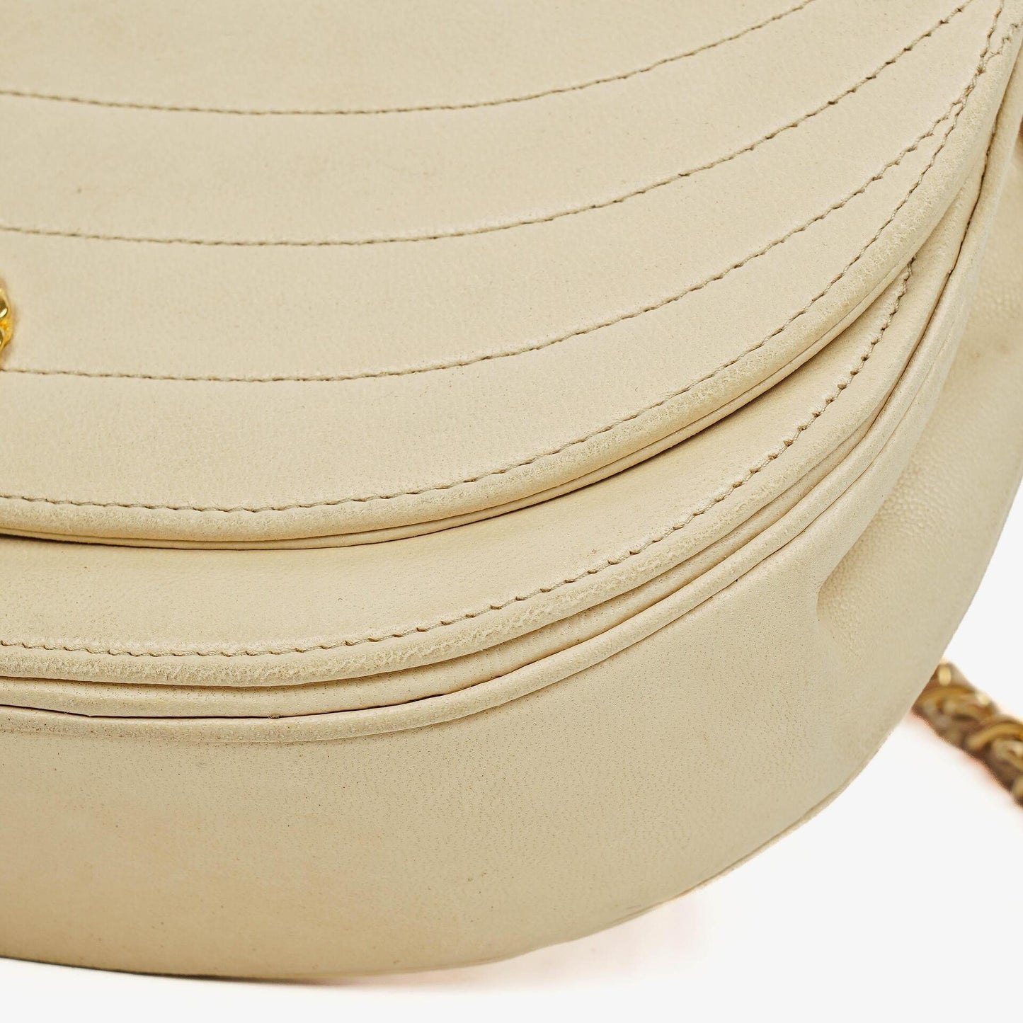 Chanel Halbmond Flap Bag aus beigem gestepptem Lammleder