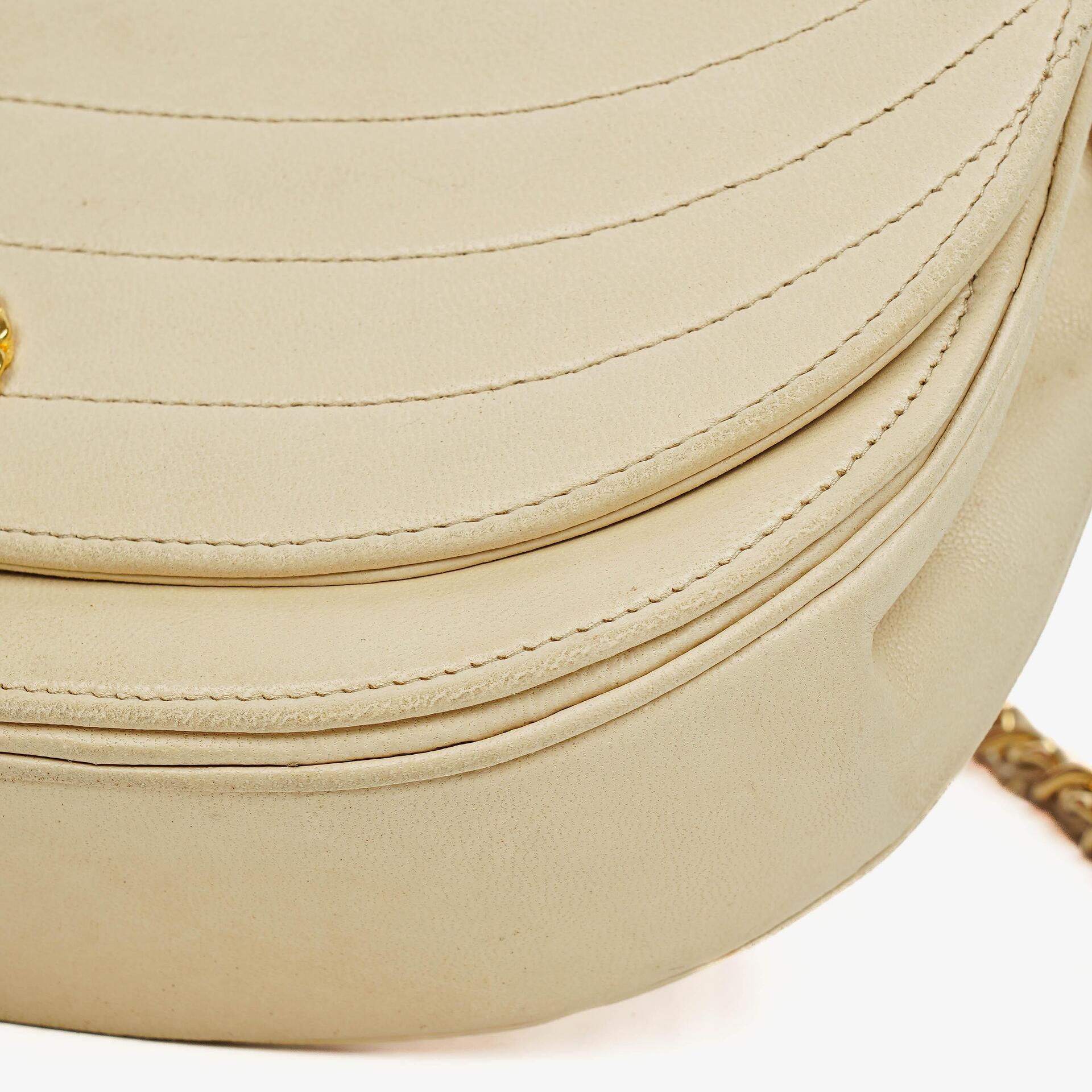 Chanel Halbmond Flap Bag aus beigem gestepptem Lammleder