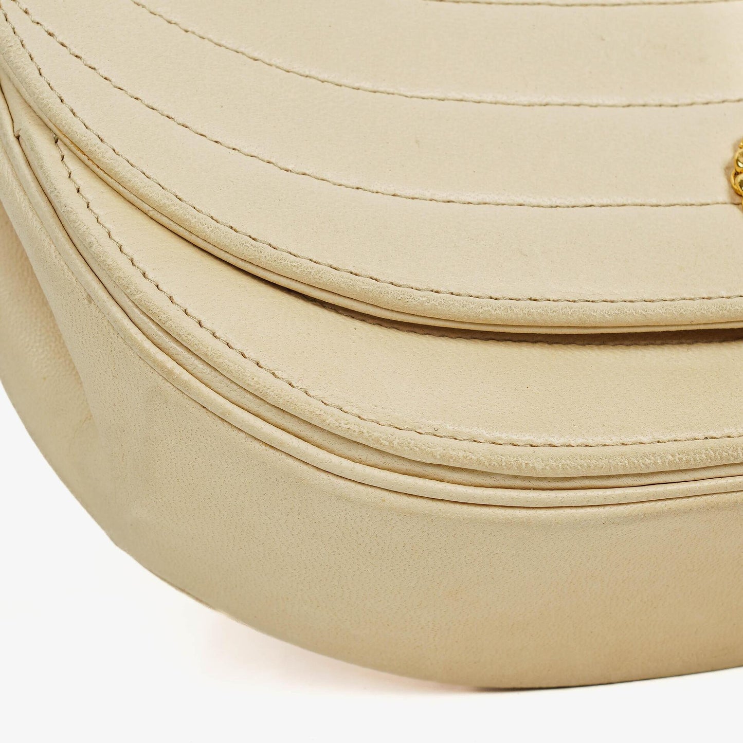 Chanel Halbmond Flap Bag aus beigem gestepptem Lammleder