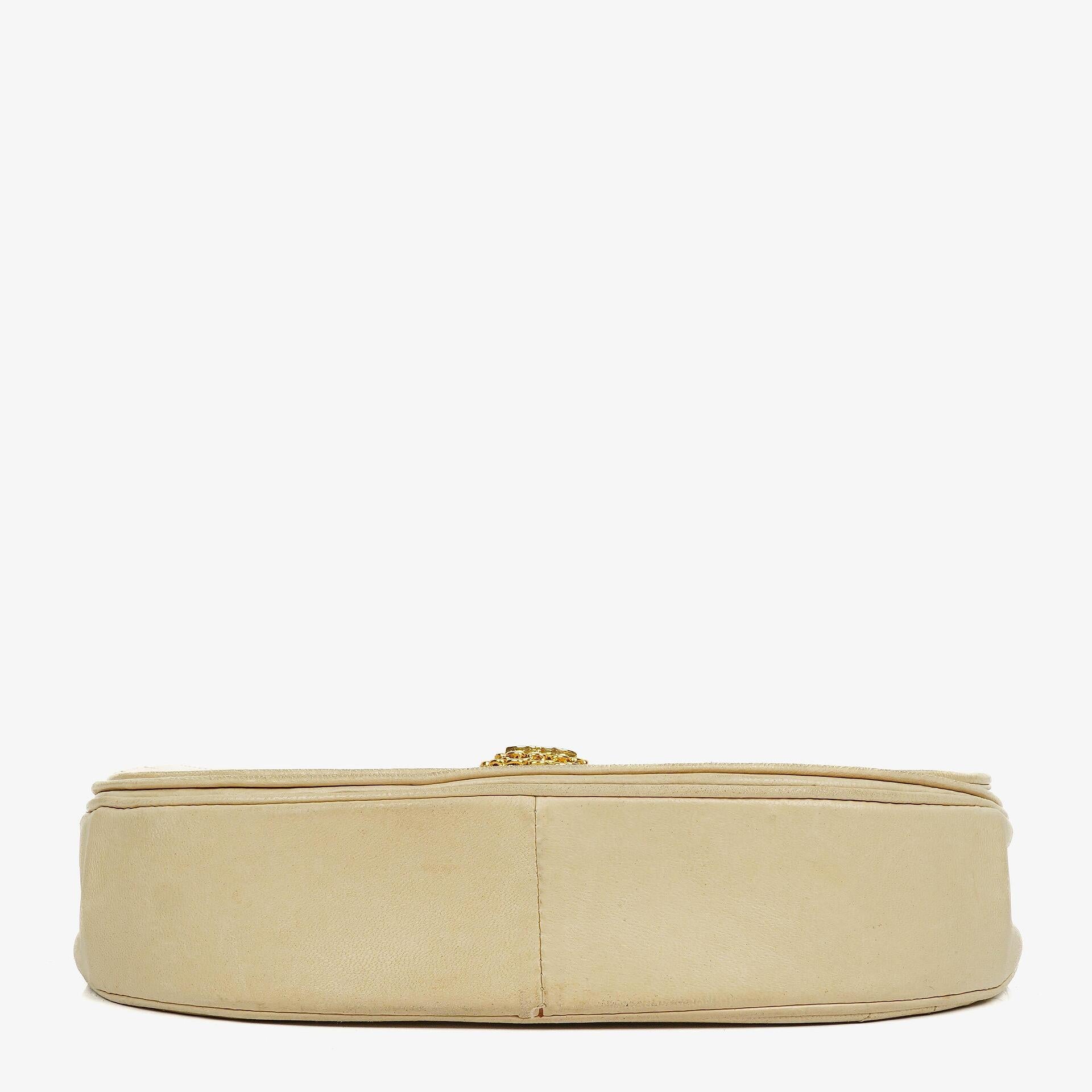 Chanel Halbmond Flap Bag aus beigem gestepptem Lammleder