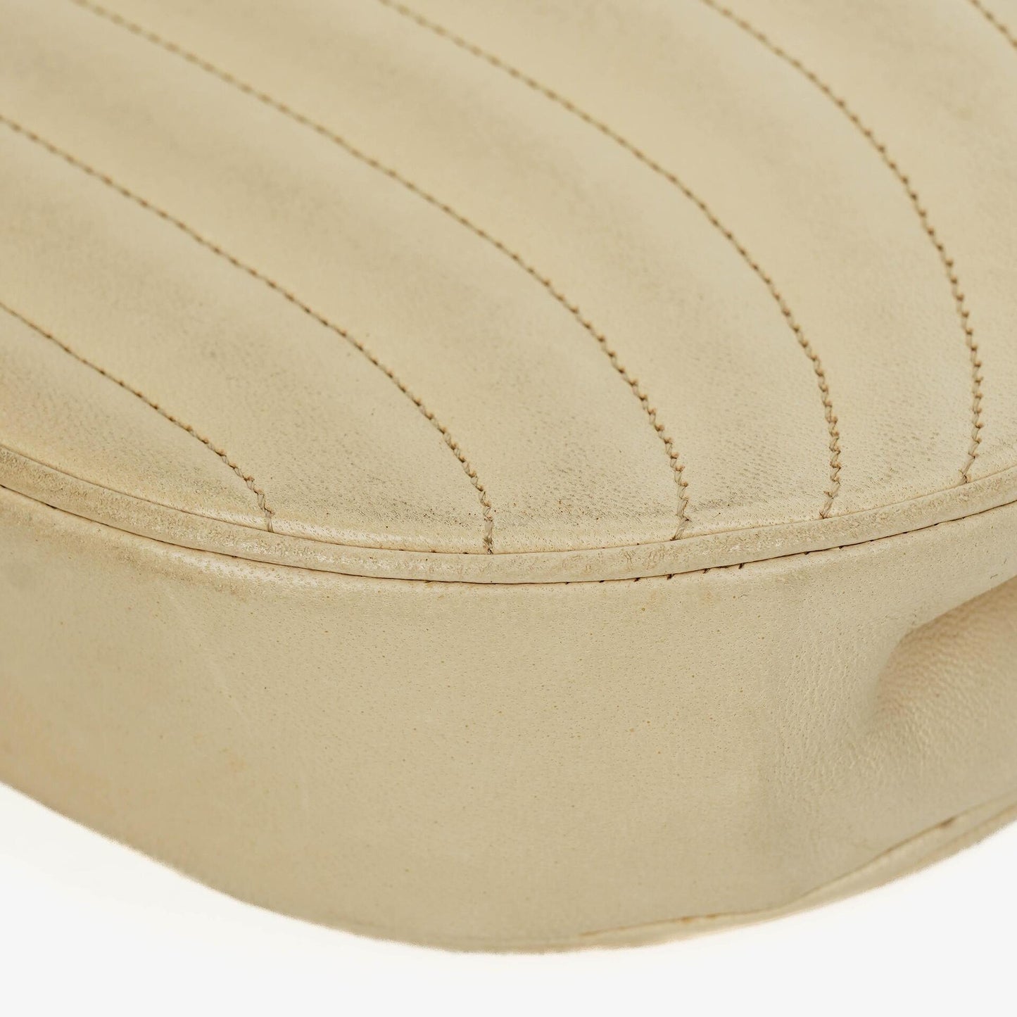 Chanel Halbmond Flap Bag aus beigem gestepptem Lammleder