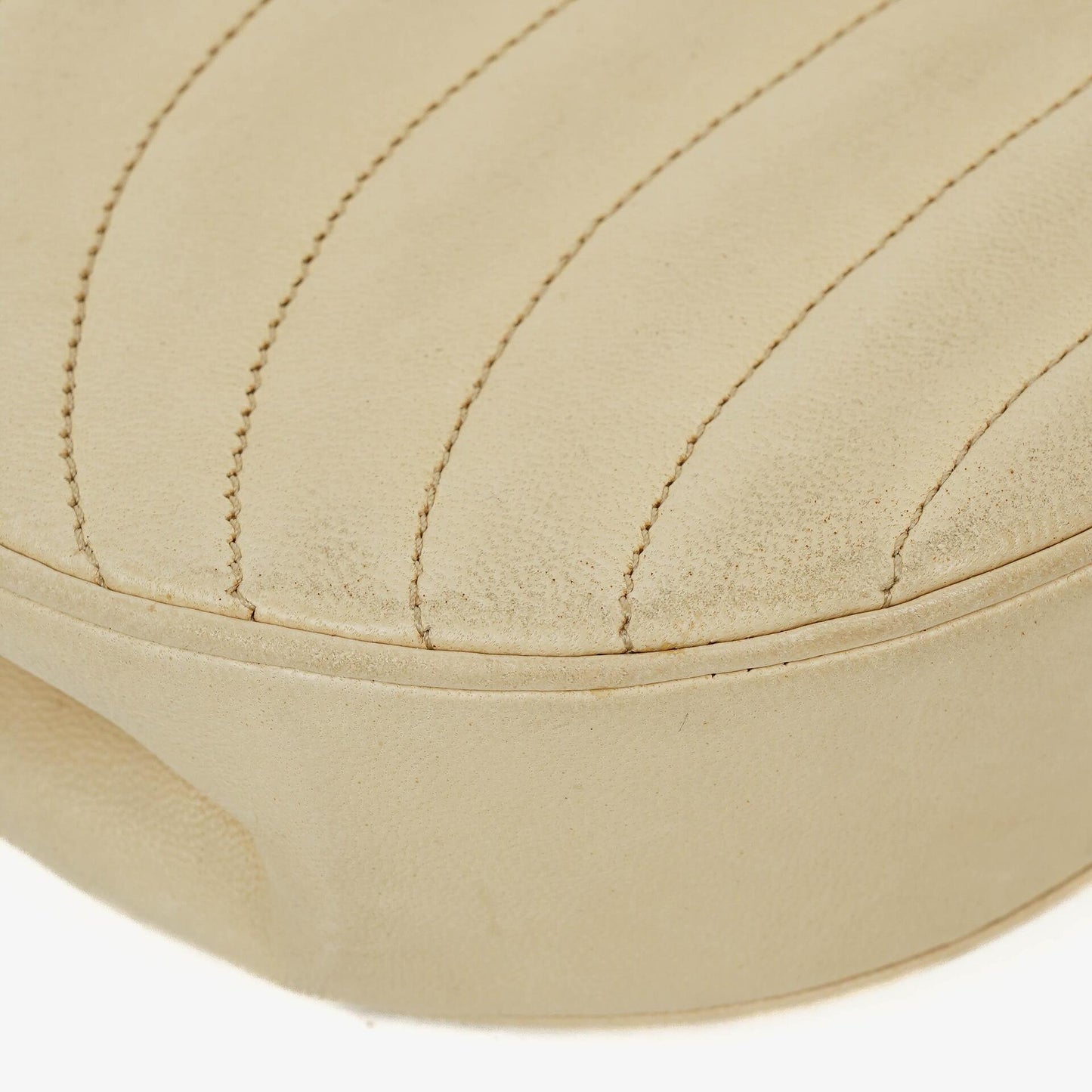 Chanel Halbmond Flap Bag aus beigem gestepptem Lammleder