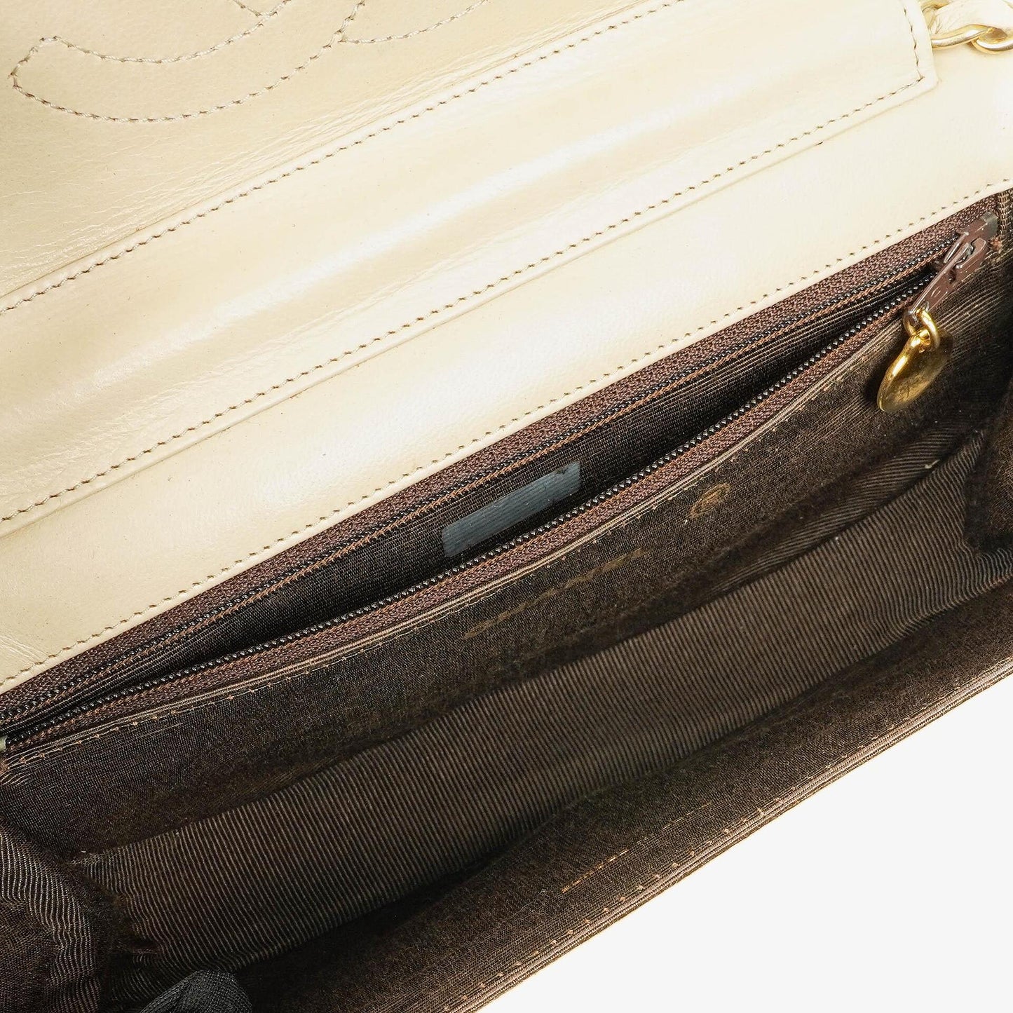 Chanel Halbmond Flap Bag aus beigem gestepptem Lammleder