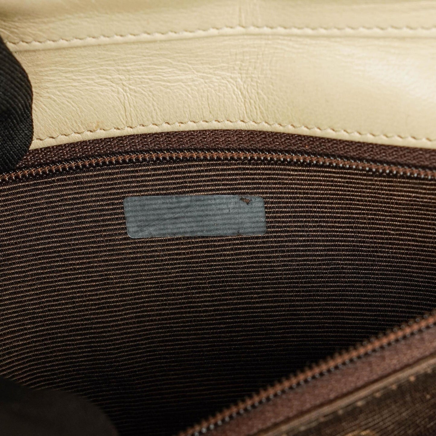 Chanel Halbmond Flap Bag aus beigem gestepptem Lammleder
