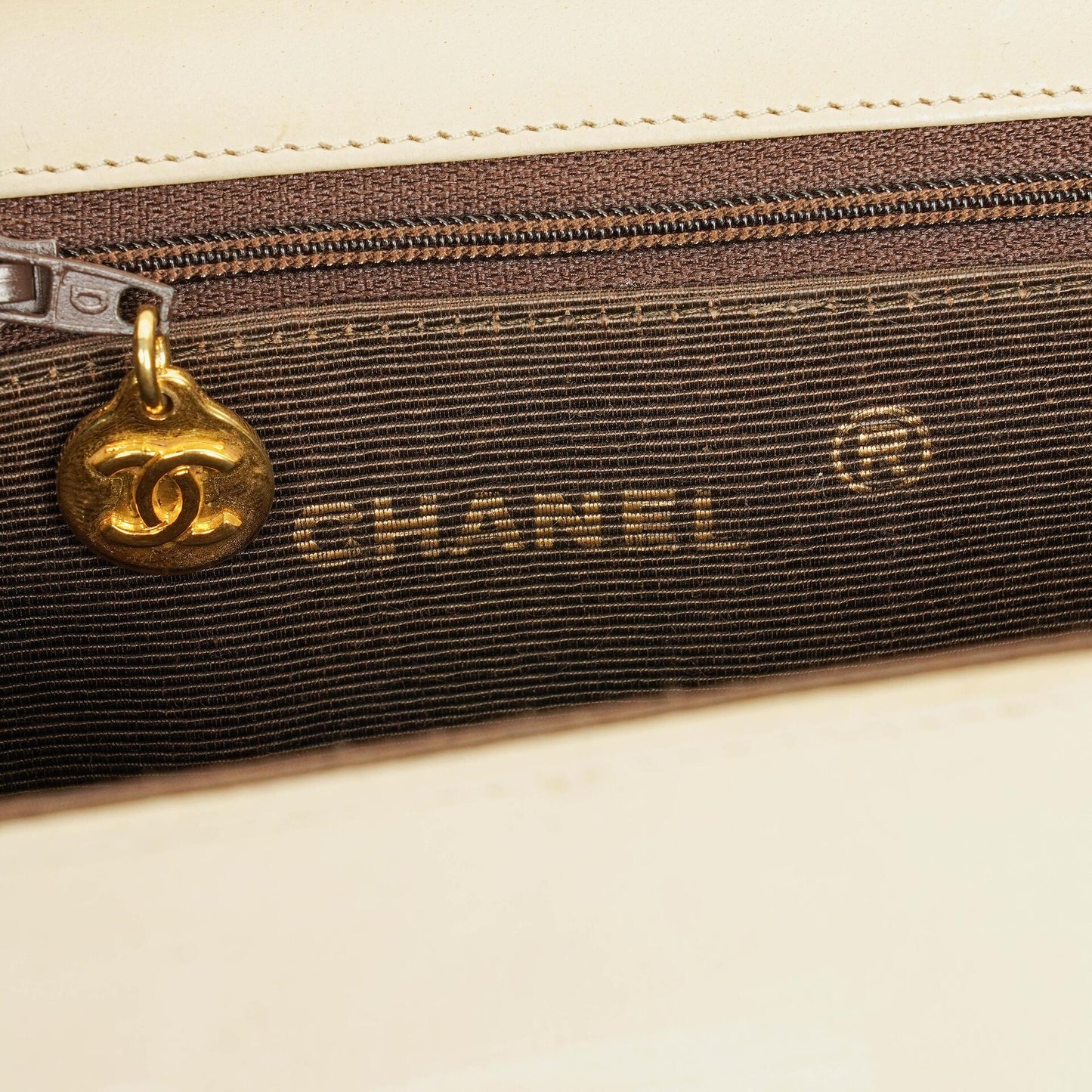 Chanel Halbmond Flap Bag aus beigem gestepptem Lammleder