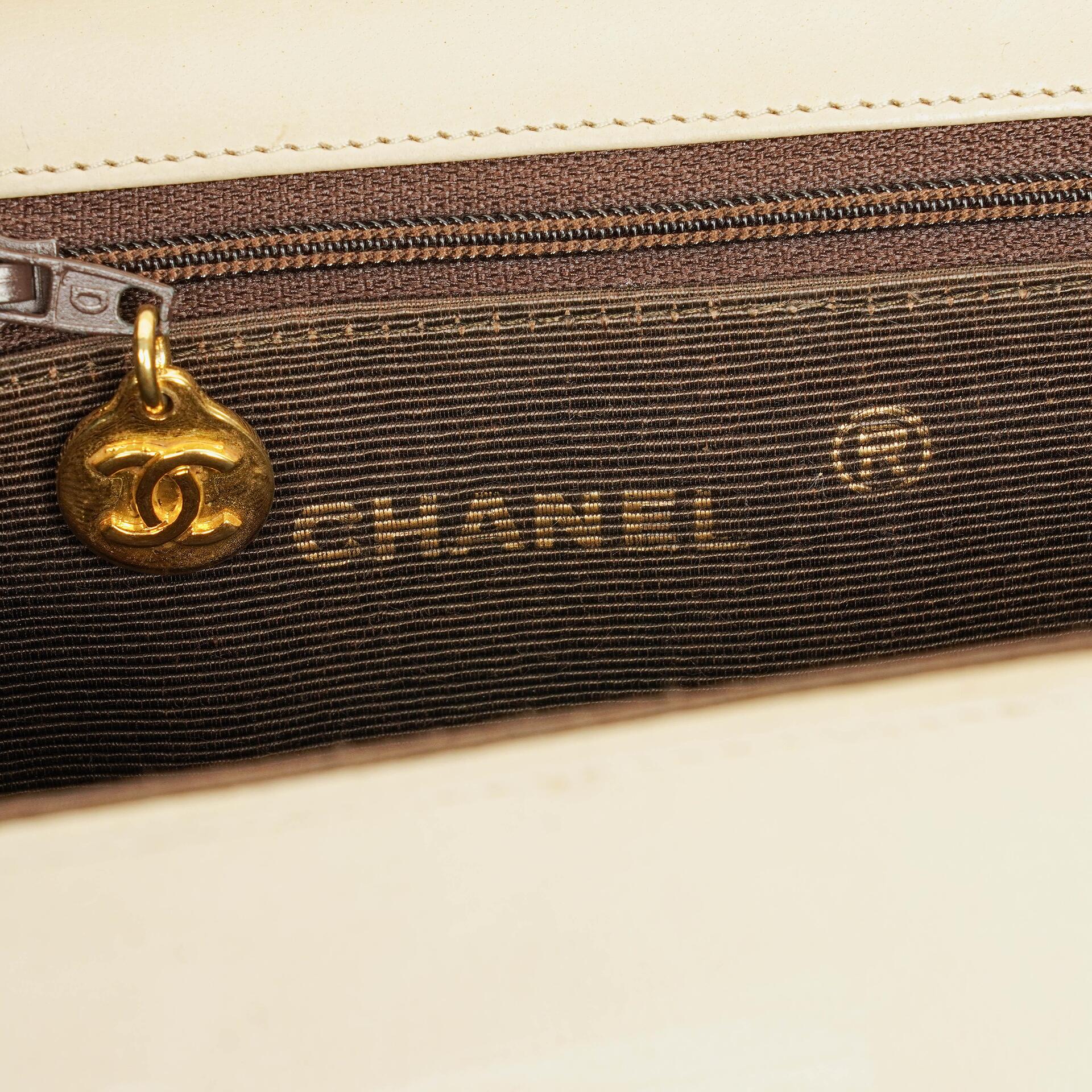 Chanel Halbmond Flap Bag aus beigem gestepptem Lammleder