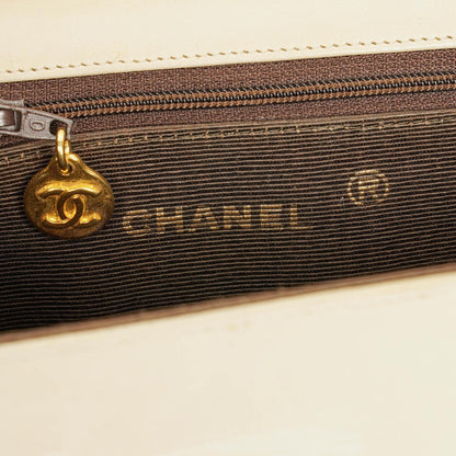Chanel Halbmond Flap Bag aus beigem gestepptem Lammleder