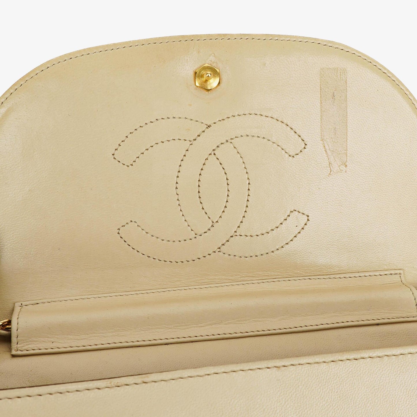 Chanel Halbmond Flap Bag aus beigem gestepptem Lammleder