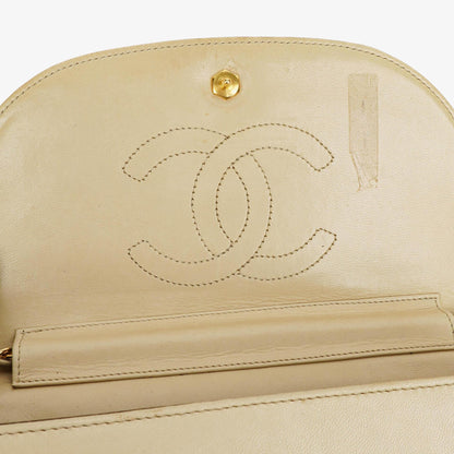 Chanel Halbmond Flap Bag aus beigem gestepptem Lammleder