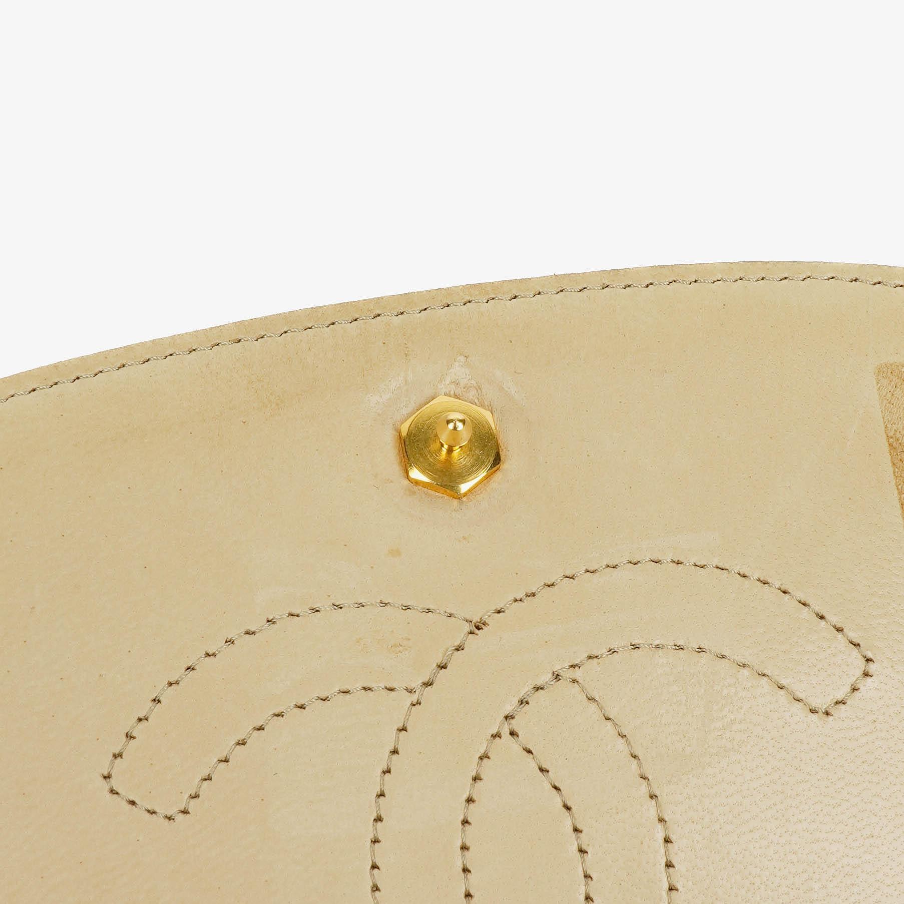 Chanel Halbmond Flap Bag aus beigem gestepptem Lammleder
