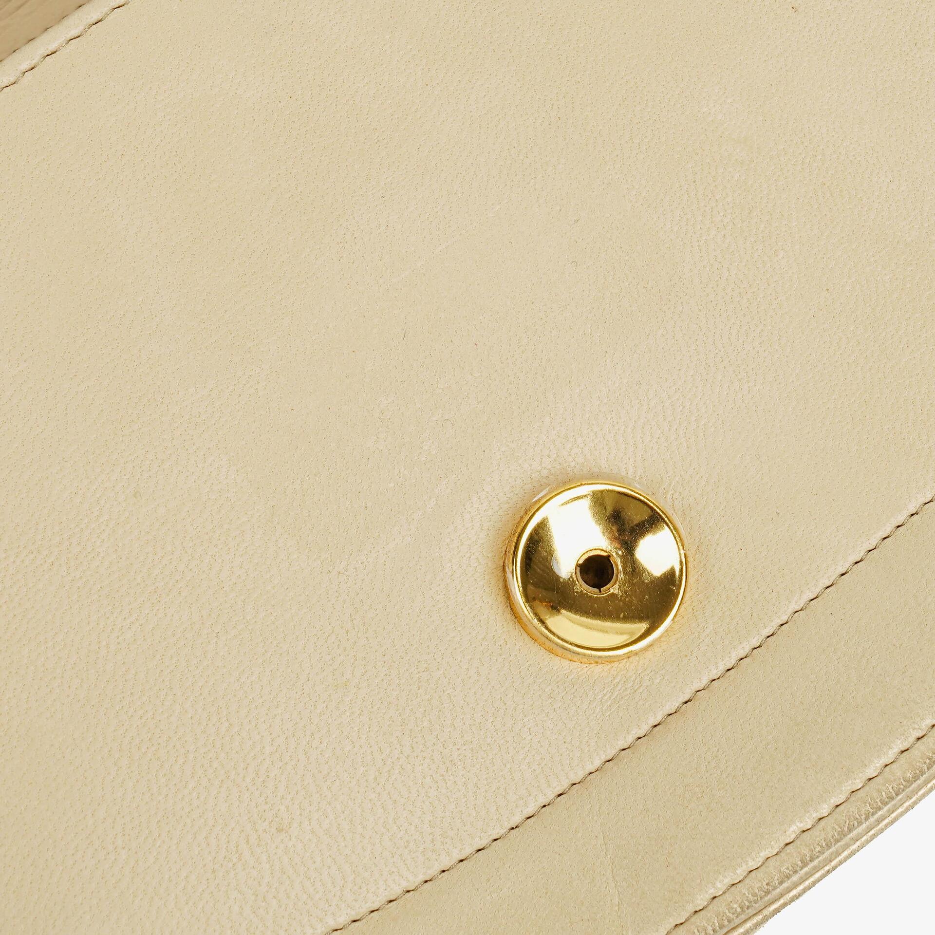 Chanel Halbmond Flap Bag aus beigem gestepptem Lammleder