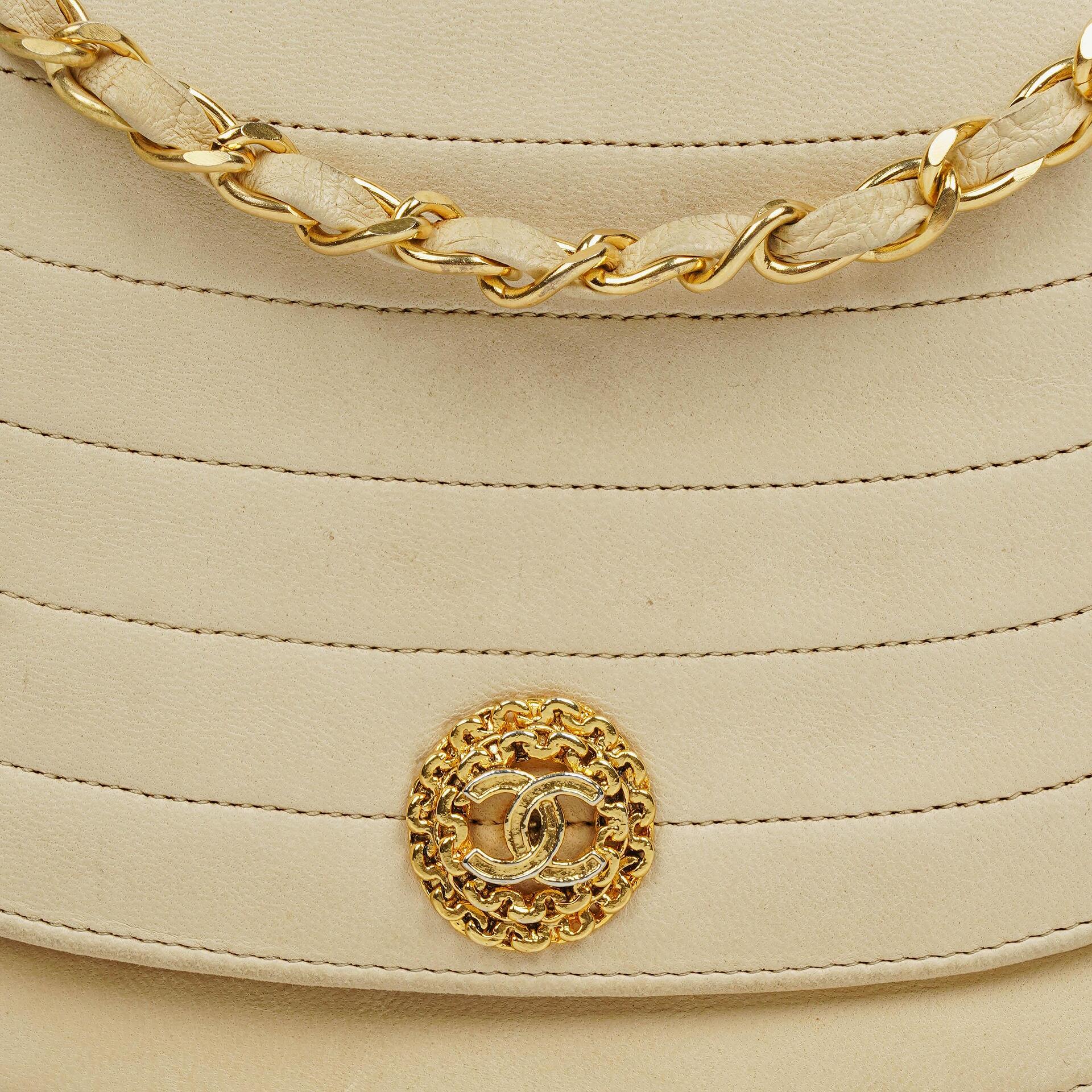 Chanel Halbmond Flap Bag aus beigem gestepptem Lammleder