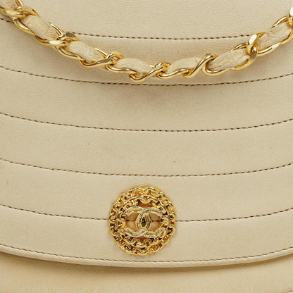 Chanel Halbmond Flap Bag aus beigem gestepptem Lammleder