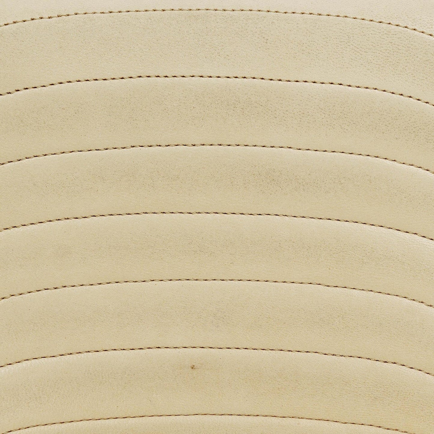 Chanel Halbmond Flap Bag aus beigem gestepptem Lammleder