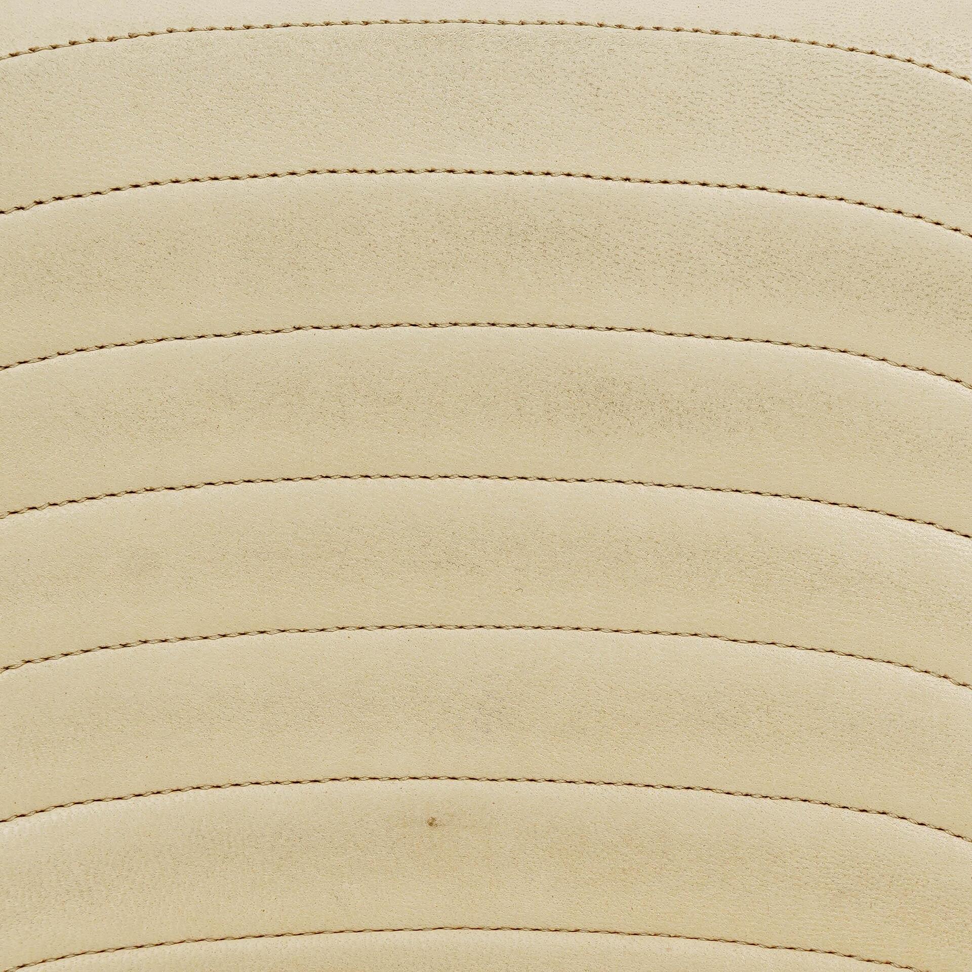 Chanel Halbmond Flap Bag aus beigem gestepptem Lammleder