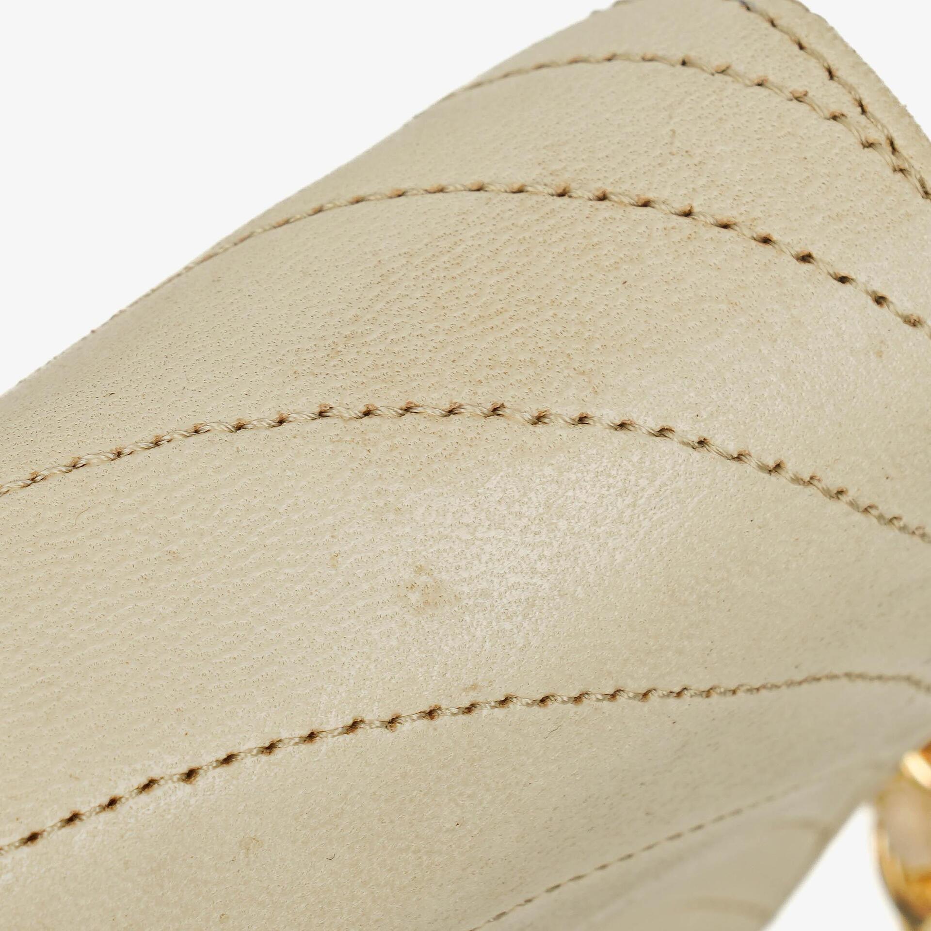Chanel Halbmond Flap Bag aus beigem gestepptem Lammleder