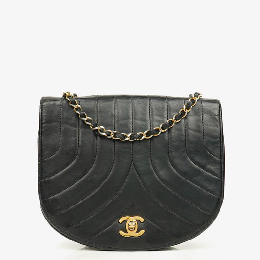 Chanel Halbmond Tasche aus gestepptem Lammleder in Schwarz mit 24K-vergoldeten Beschlägen