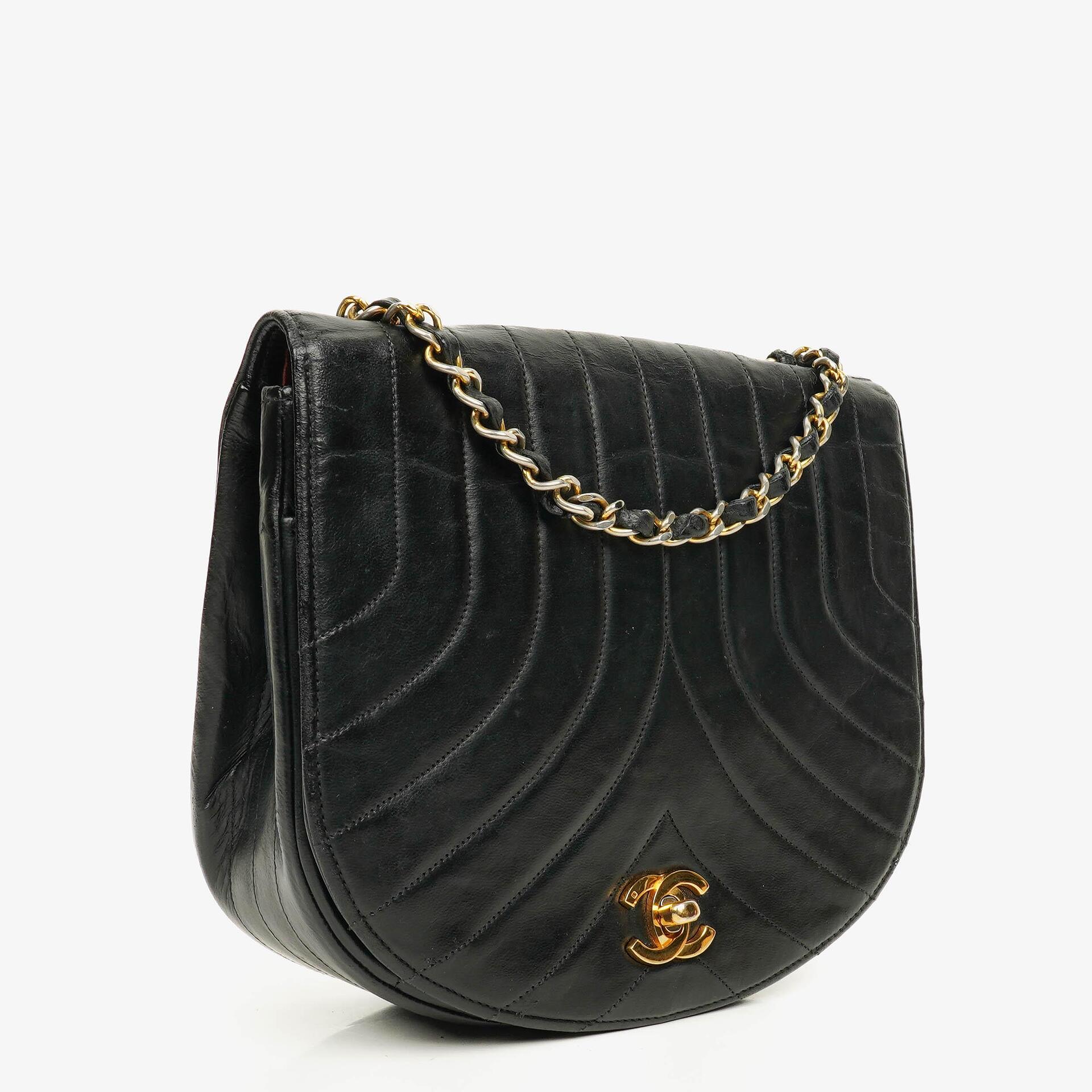 Chanel Halbmond Tasche aus gestepptem Lammleder in Schwarz mit 24K-vergoldeten Beschlägen