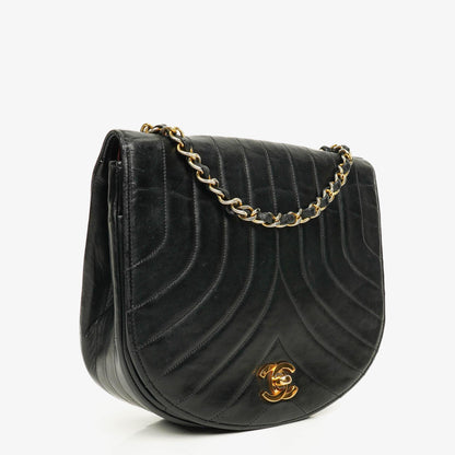 Chanel Halbmond Tasche aus gestepptem Lammleder in Schwarz mit 24K-vergoldeten Beschlägen