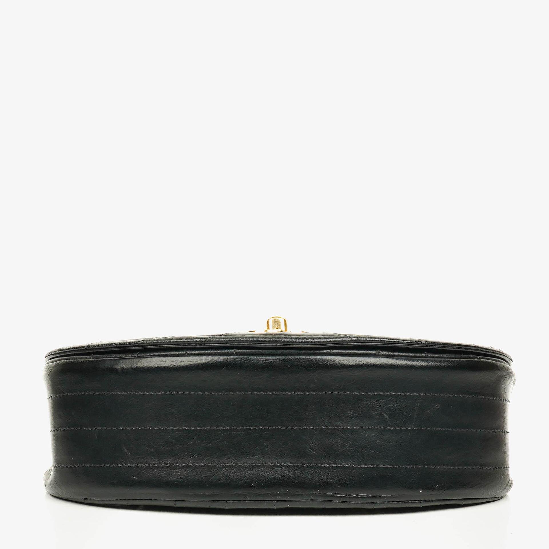 Chanel Halbmond Tasche aus gestepptem Lammleder in Schwarz mit 24K-vergoldeten Beschlägen