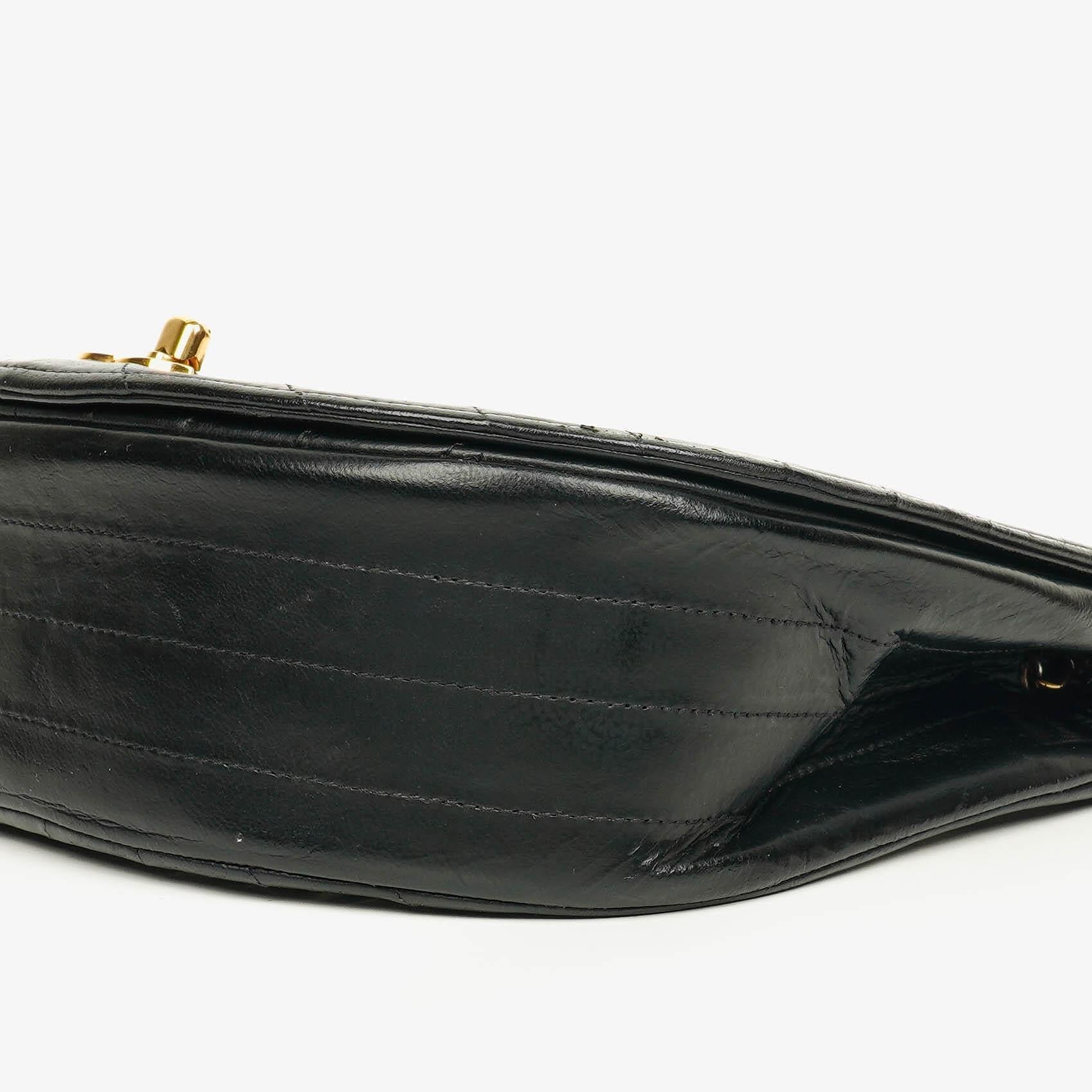 Chanel Halbmond Tasche aus gestepptem Lammleder in Schwarz mit 24K-vergoldeten Beschlägen