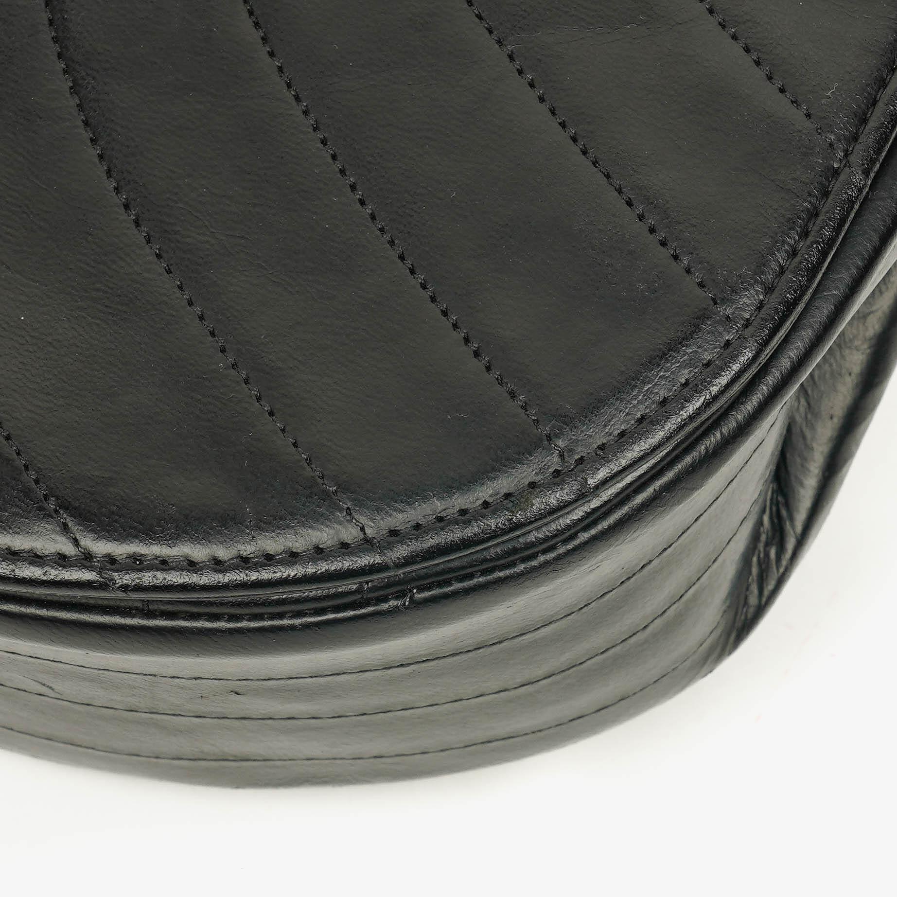 Chanel Halbmond Tasche aus gestepptem Lammleder in Schwarz mit 24K-vergoldeten Beschlägen