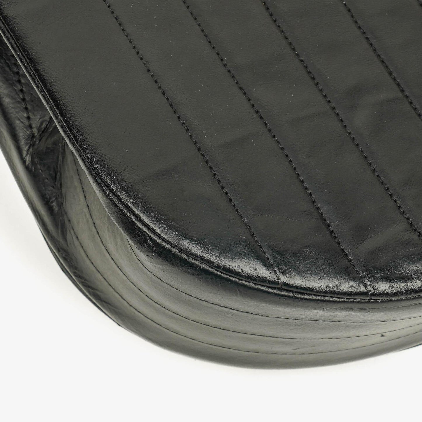 Chanel Halbmond Tasche aus gestepptem Lammleder in Schwarz mit 24K-vergoldeten Beschlägen