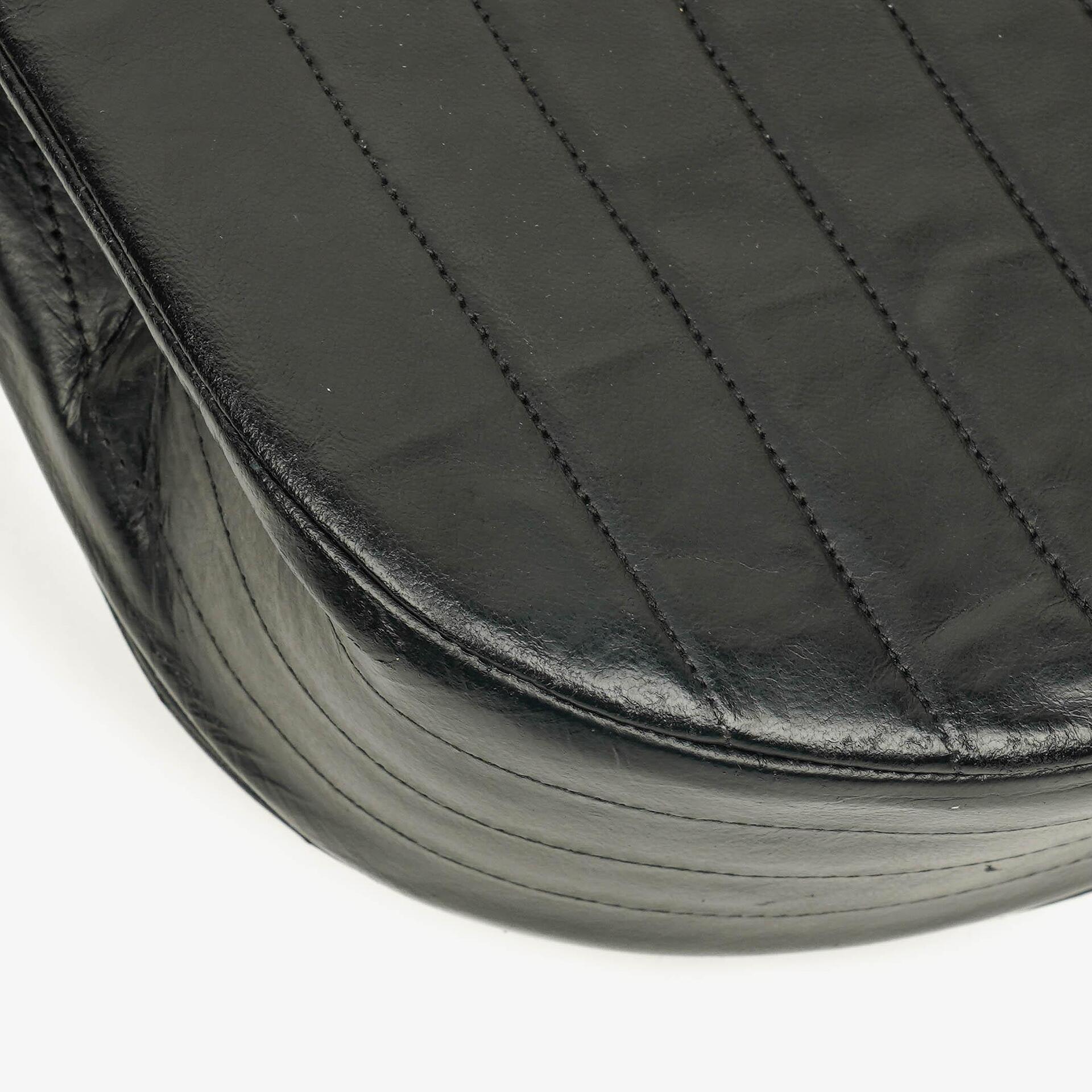 Chanel Halbmond Tasche aus gestepptem Lammleder in Schwarz mit 24K-vergoldeten Beschlägen