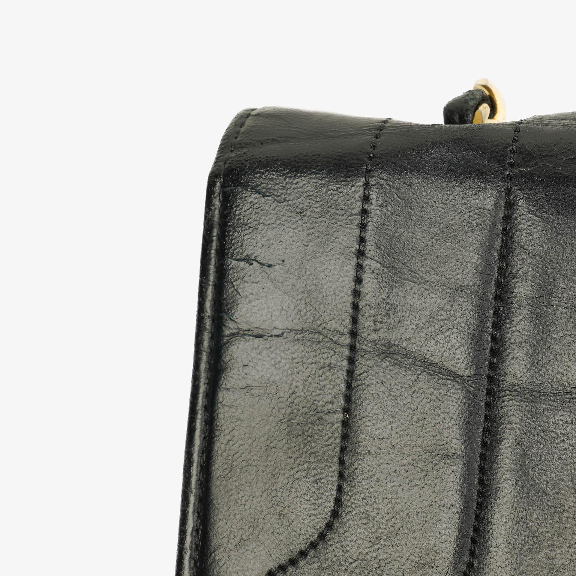 Chanel Halbmond Tasche aus gestepptem Lammleder in Schwarz mit 24K-vergoldeten Beschlägen
