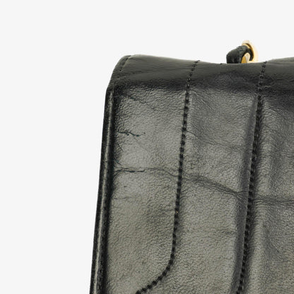 Chanel Halbmond Tasche aus gestepptem Lammleder in Schwarz mit 24K-vergoldeten Beschlägen