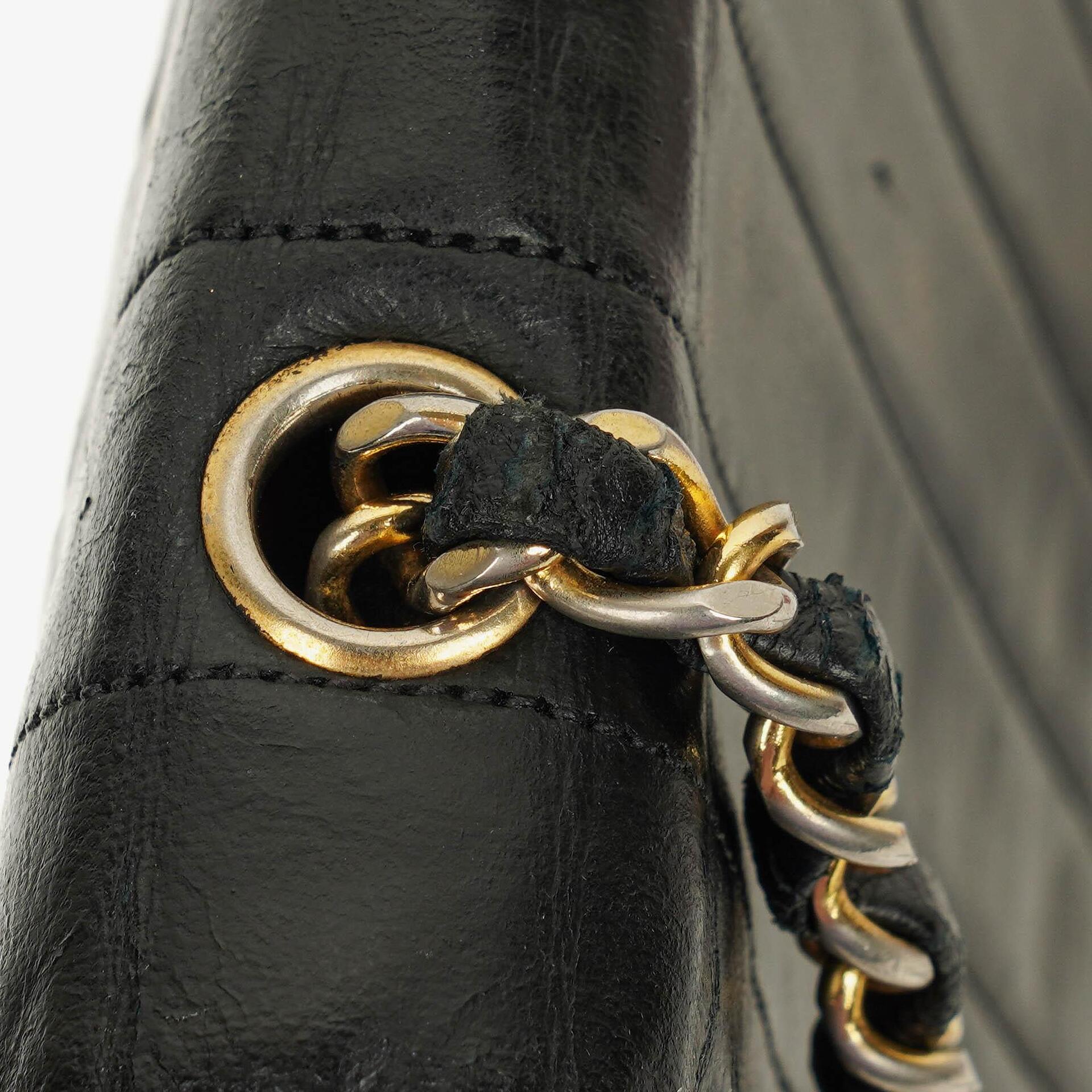 Chanel Halbmond Tasche aus gestepptem Lammleder in Schwarz mit 24K-vergoldeten Beschlägen