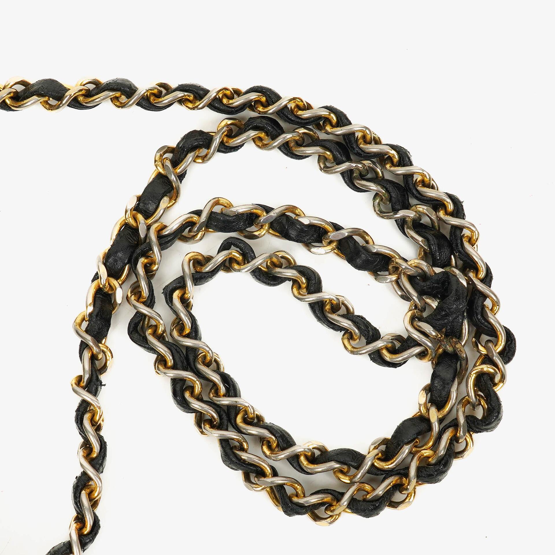 Chanel Halbmond Tasche aus gestepptem Lammleder in Schwarz mit 24K-vergoldeten Beschlägen